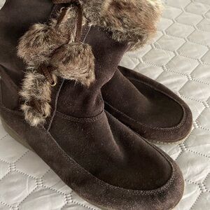 Closet clean out! Boots with the fur. 🥾